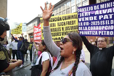 Votação ocorreu com protestos em frente ao Parlamento. 