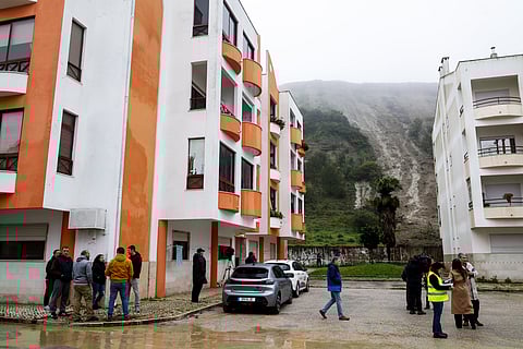 Deslizamento de terras em Almada atinge três casas e obriga a retirar 20 pessoas