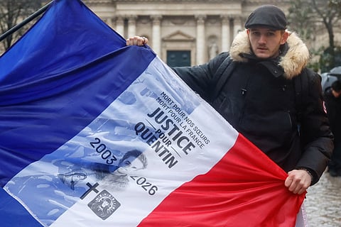 Homenagem a Quentin Deranque na praça da Sorbonne, em Paris.