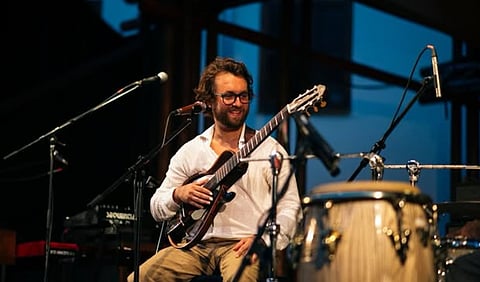 Guitarrista Mario Bakuna ministra workshop sobre ritmos brasileiros em Lisboa na próxima semana