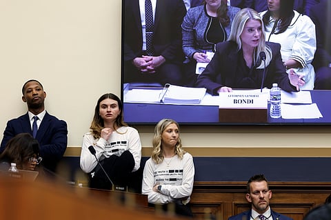 A audição da procuradora-geral Pam Bondi na Câmara dos Representantes foi assistida por vítimas e familiares de vítimas de Epstein.