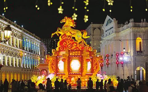 Grande instalação luminosa do Ano do Cavalo na Praça do Senado, em Macau. Esta decoração combina elementos das lanternas chinesas com cores vibrantes, criando uma atmosfera festiva e cheia de energia típica do Ano Novo Lunar.