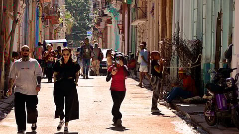 Uma rua da cidade velha de Havana ainda com turistas, há uma semana. Mas sem voos, o cenário vai mudar em breve.
