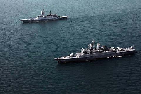 Uma fragata iraniana e uma corveta russa (topo) participaram em manobras conjuntas no mar de Omã.