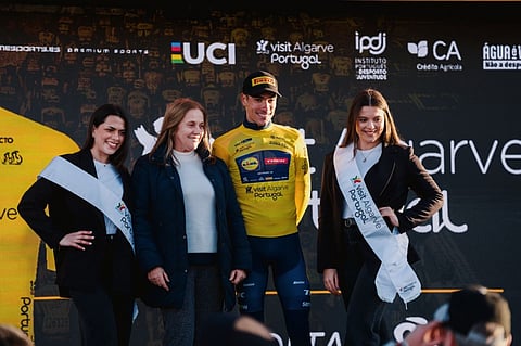 Juan Ayuso continua a liderar a Volta ao Algarve.