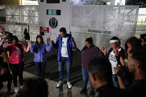 As famílias dos presos políticos têm-se concentrado junto das prisões.