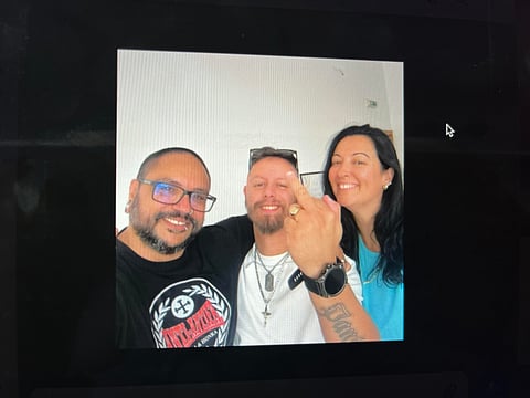 Uma das fotos de Tirso no Telegram. Ao lado está Gil 'Pantera' Costa, que permanece preso.