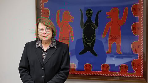 Jennifer Irish diante de uma tapeçaria inuit, na embaixada do Canadá em Lisboa.