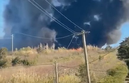 Incêndio consome armazém de fruta em Óbidos (veja o vídeo)