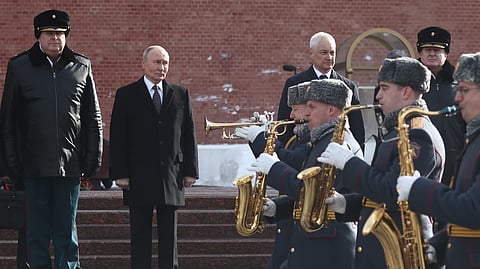 Putin viu a banda passar, mas esta não cantou “coisas de amor”, como no clássico de Chico Buarque.