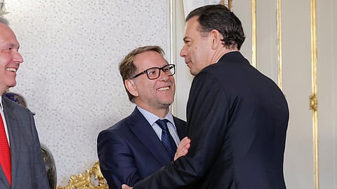 O primeiro-ministro, Luís Montenegro, cumprimenta o novo MAI, Luís Neves, na cerimónia de posse no Palácio de Belém