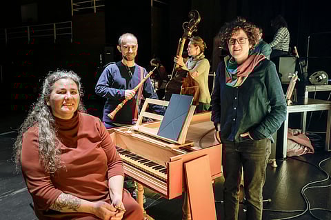 Pedro Castro, no oboé, dirige a Orquestra  Barroca D’Aquém Mar, que inclui Elsa Santos Mathei no cravo. Teresa Gentil, mais à direita, é a criadora da ópera.