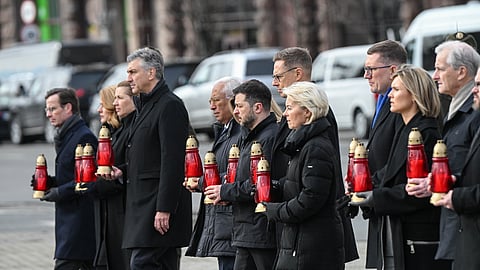 Homenagem aos militares ucranianos mortos, com Zelensky ladeado pelos líderes europeus, na praça da Independência, em Kiev.