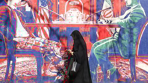 Um mural que representa as negociações entre EUA e Irão, que retomam amanhã em Genebra.