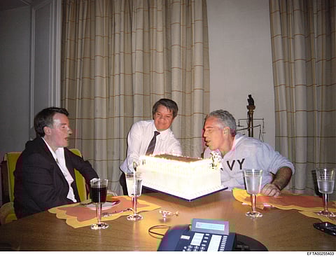 Peter Mandelson (à esquerda) com Jeffrey Epstein (à direita) numa foto divulgada pelo Departamento de Justiça dos EUA.