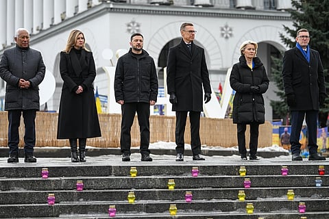 O presidente do Conselho Europeu, Antonio Costa, a primeira-dama ucraniana Olena Zelenska, e o presidente da Ucrânia,Volodymyr Zelensky, o presidente da Finlândia, a presidente da Comissão Europeia, Ursula von der Leyen, e o primeiro.ministro da Estónia participam numa cerimónia em Kiev