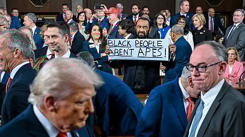 O congressista Al Green foi expulso do discurso de Trump por causa do seu cartaz: “os negros não são macacos”.