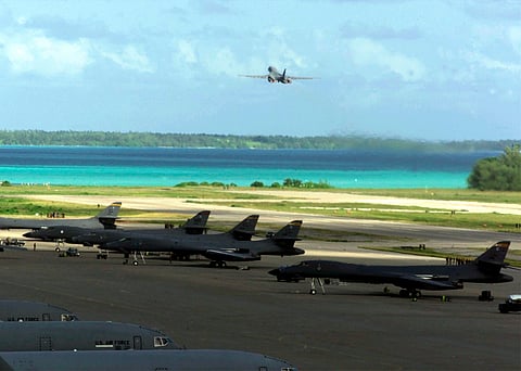 Um B-1B Lancer dos EUA a sair de Diego Garcia para uma missão de ataque no Afeganistão em 2001.