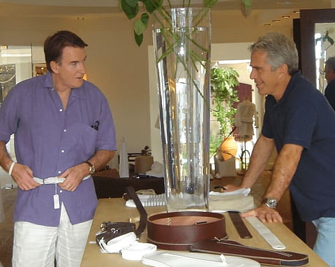 Foto partilhada pela justiça dos EUA que mostra Peter Mandelson às compras com Jeffrey Epstein.