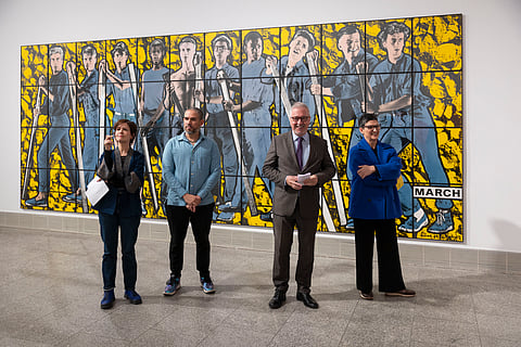 Painel 'March' (1986) de Gilbert & George serviu de cenário para a apresentação da nova exposição  por Nuno Vassalo e Silva, presidente do CCB, Nuria Enguita, diretora artística do MAC/CCB e os curadores Marta Mestre e Raphael Fonseca.