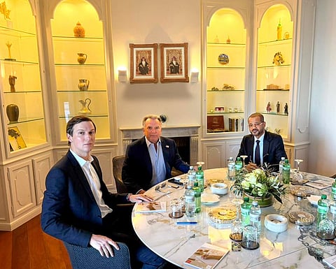 Os enviados norte-americanos Jared Kushner e Steve Witkoff reunidos com o mediador Badr Albusaidi, ministro dos Negócios Estrangeiros de Omã, na residência do embaixador omanense, em Genebra.