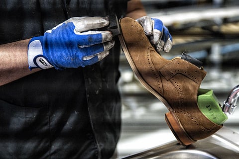 A indústria portuguesa distingue-se a nível mundial pela produção de sapatos de couro. Mas já dá cartas  no calçado à base de têxteis  e plástico.
