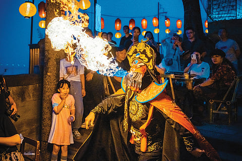 A mudança de rosto é frequentemente combinada com a técnica de soprar fogo, causando um forte impacto visual junto do público.