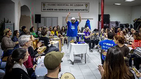 Diogo Presuntinho impõe o ritmo  aos alunos da sétima classe de formação do Patú Samba. 
