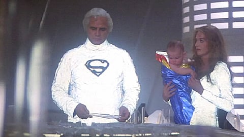 Marlon Brando como Jor-El  com um cristal  de memória, e Susannah York como Lara, em Super-Homem (1978).