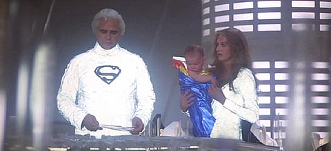 Marlon Brando como Jor-El  com um cristal  de memória, e Susannah York como Lara, em Super-Homem (1978).