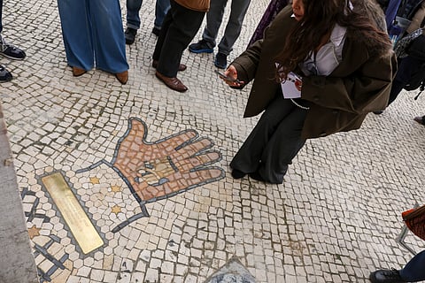 Monumento construído em calçada portuguesa em frente à Estação do Rossio inserido no projeto Stopelstein, que é uma homenagem às vítimas do holocausto.