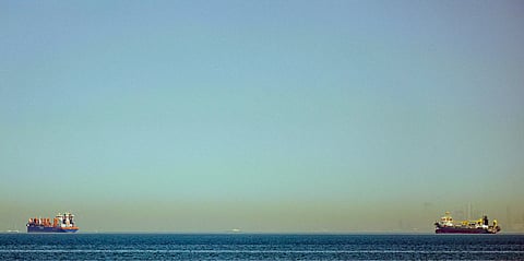 Navios em compasso de espera ao largo do Dubai.