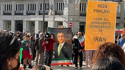 Manifestação em Madrid em apoio a Reza Pahlavi.