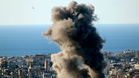 Enquanto se levanta uma nuvem da primeira explosão, um segundo míssil israelita (em cima, à esq.) aproxima-se do alvo nos subúrbios de Beirute.