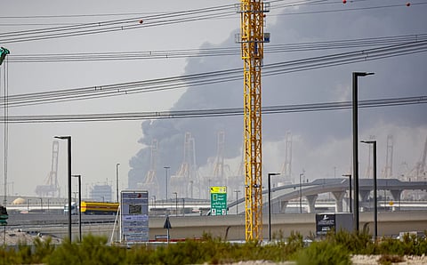 Fumo ergue-se de um porto atingido pelo Irão no Qatar. 