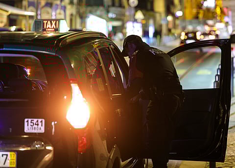 O momento em que um dos agentes da PSP aborda o taxista que seguia em infração e que cobrou  dinheiro a mais ao passageiro. 
