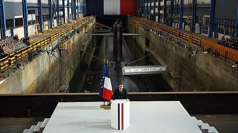 Macron discursou na base dos submarinos nucleares, na ilha Longue, perto de Brest, na Bretanha.