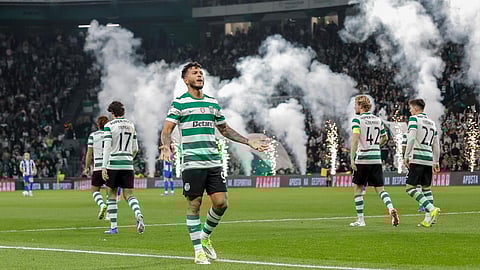 Luis Suárez festeja depois de abrir o marcador de penálti.