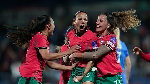 Lúcia Alves (ao centro) festeja o primeiro golo da seleção nacional.