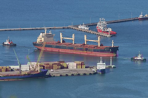 O trânisto de embarcações no estreito de Ormuz está suspenso