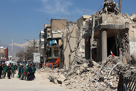 Israel lança nova vaga de ataques aéreos contra Teerão. Trump informou Macron "sobre progresso das operações"