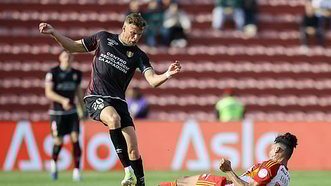 O avançado neerlandês Sydney van Hooijdonk, na foto em ação frente ao AFS, é um dos 27 jogadores estrangeiros do Estrela da Amadora.