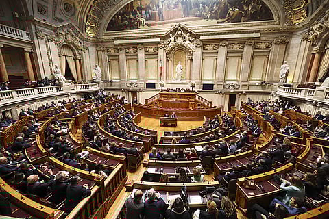 Mau tempo. Parlamento aprova lay-off simplificado com salário pago a 100%