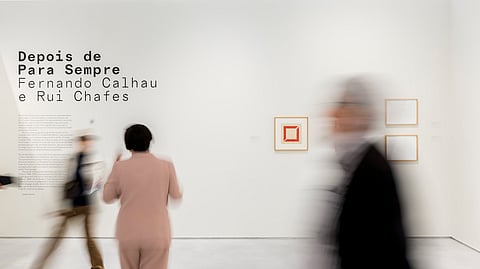 Isabel Carlos durante uma visita à exposição 'Depois de Para Sempre', com 29 obras de Fernando Calhau e quatro de Rui Chafes.