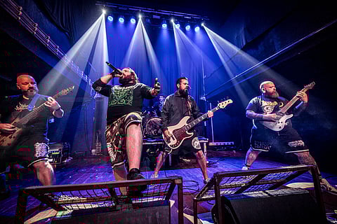 Crucivore durante a atuação no RAC Club, marcada por um ritmo poderoso e uma voz gutural.