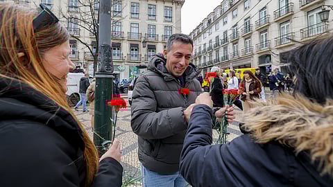 O líder da CGTP, Tiago Oliveira, juntou-se à marcha e distribuiu cravos pelas mulheres que se manifestavam.
