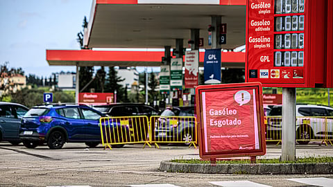 A corrida aos postos de combustível antes da subida de preços (veja as fotos)