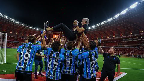 Luís Castro levado em ombros pelos jogadores do Grêmio