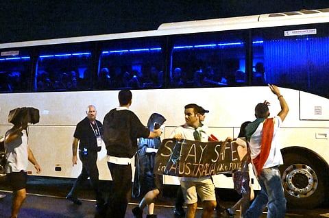 Adeptos pediram ajuda para as jogadoras do Irão que estavam no autocarro depois da eliminação da Taça da Ásia. 