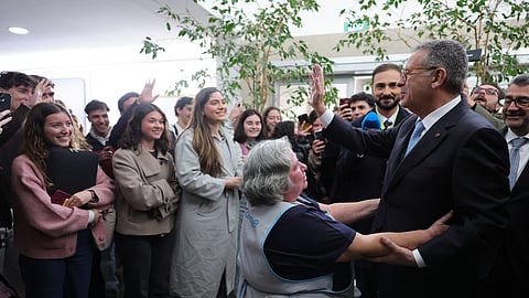 Seguro a ser recebido por antigos alunos.